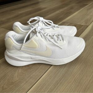 Nike Revolution 7 Women’s 7.5 White Running Shoes Athletic Sneakers Lightweight